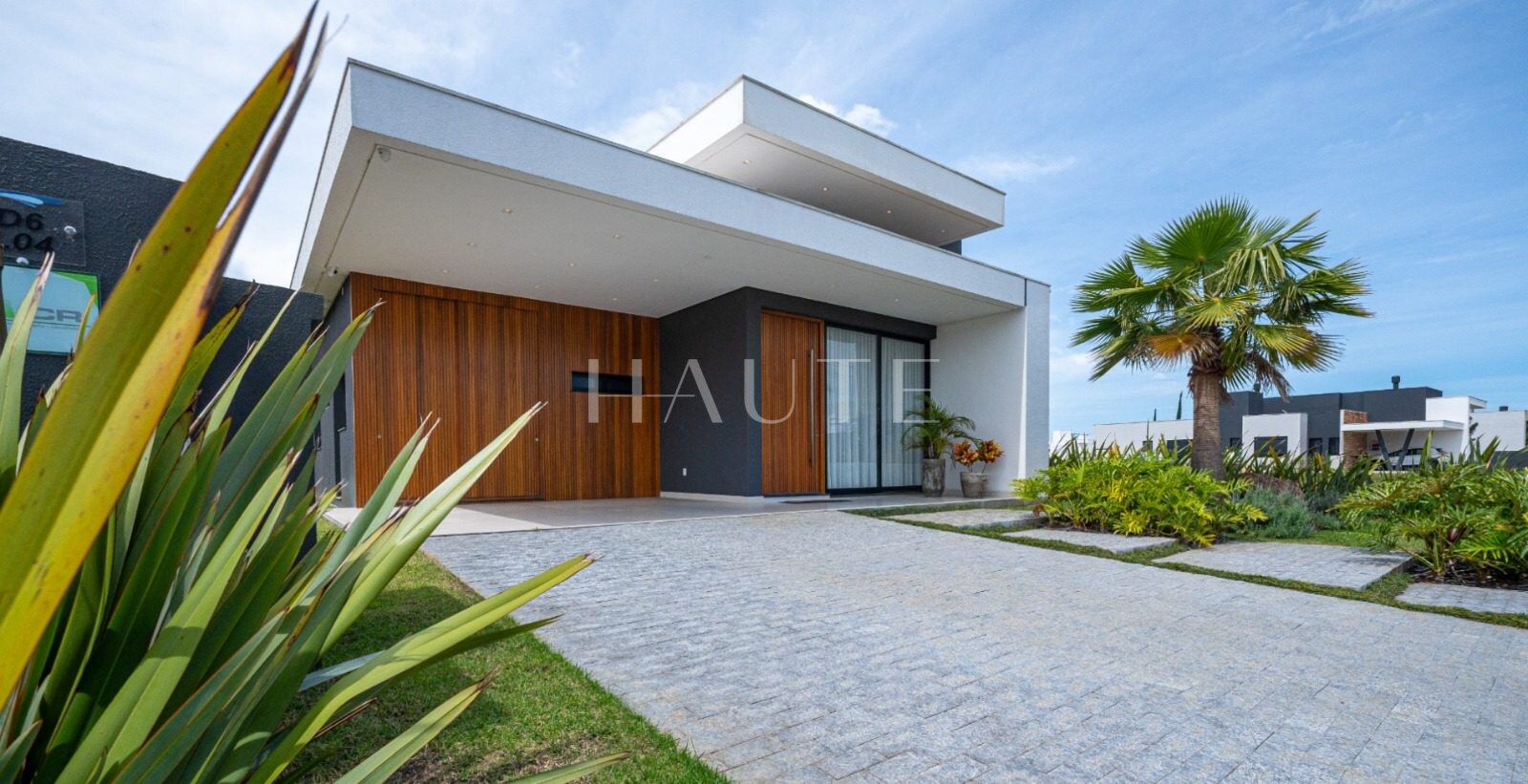 Casa em condomínio com 3 suítes e fundo lago no Reserva das Águas
