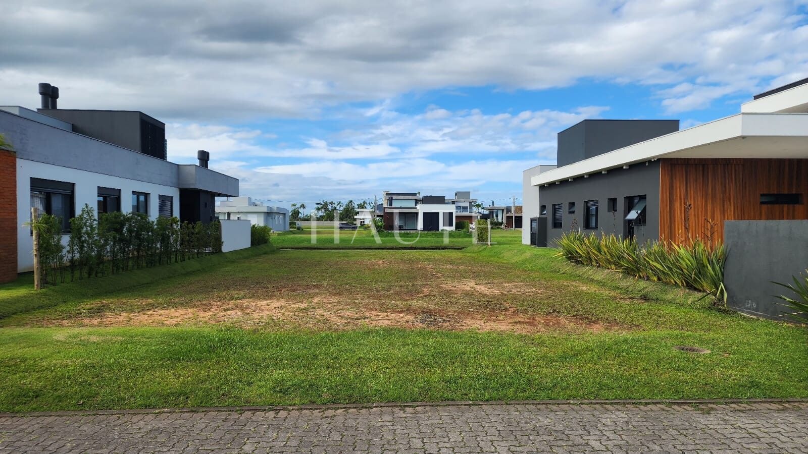 Terreno 428m² no Reserva das Águas: oportunidade no litoral