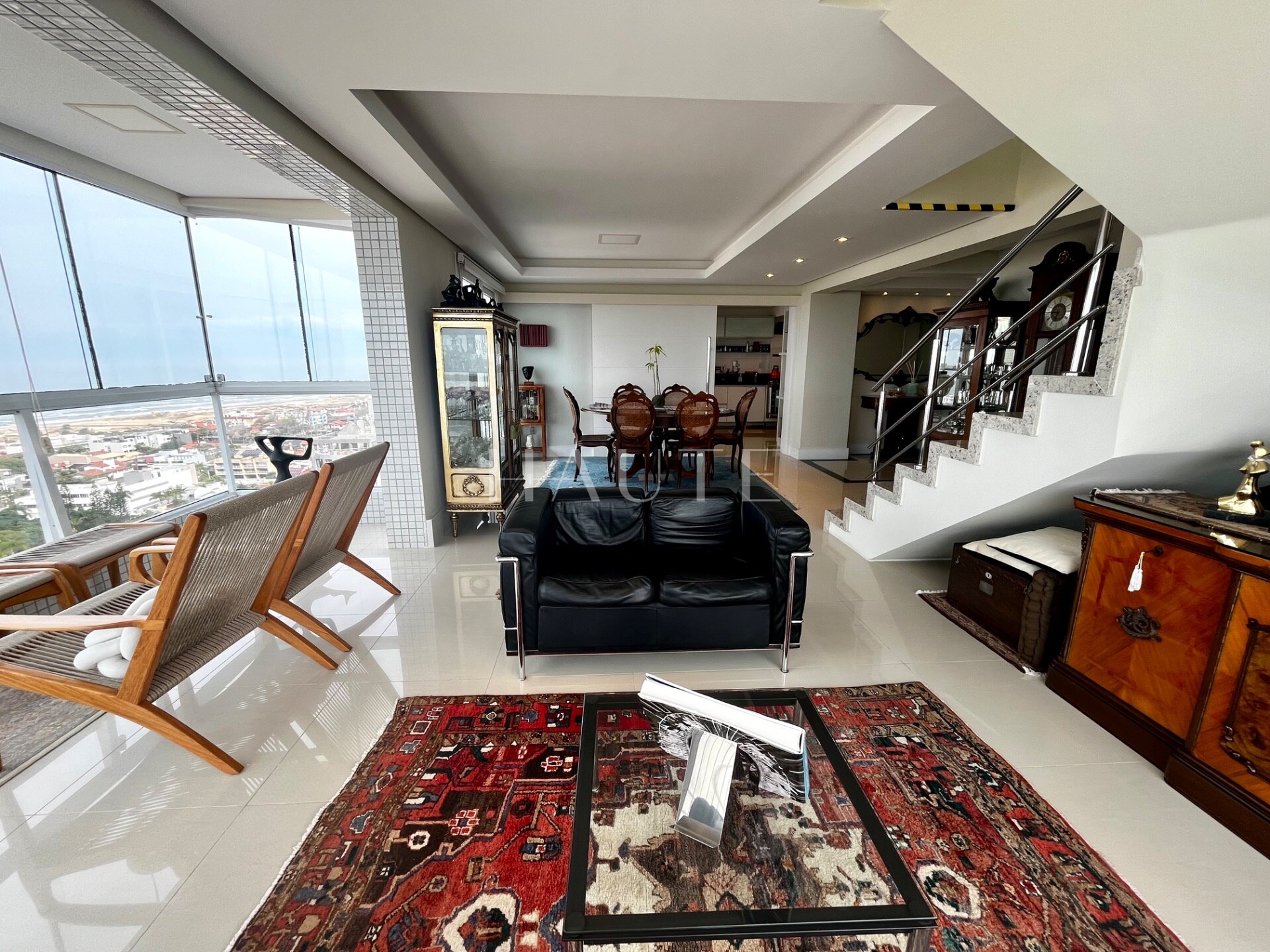 Apartamento 3 dormitórios com 2 suítes e 2 vagas no Pérola da Praia