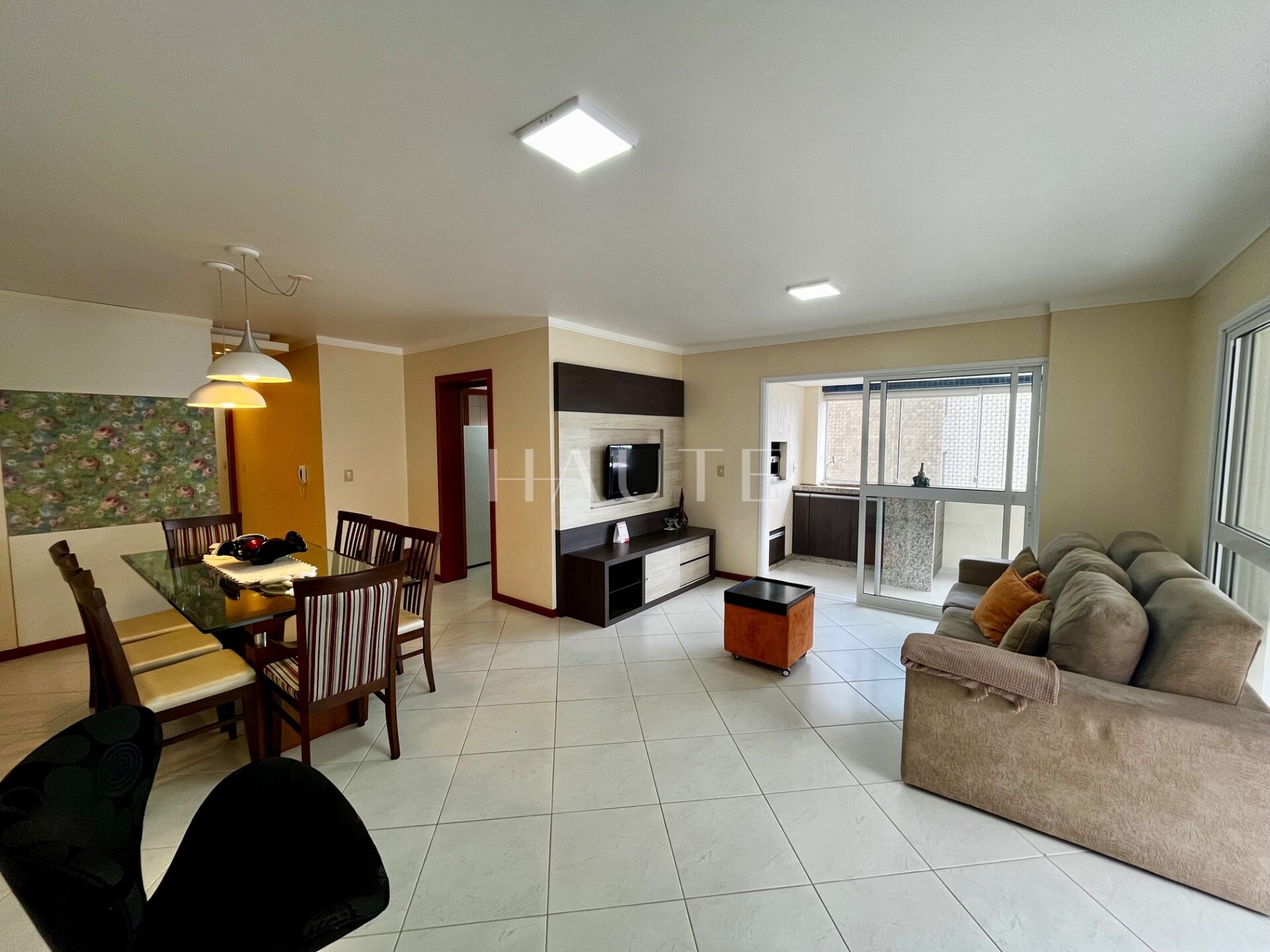 Apartamento 3 dormitórios com suíte e 2 vagas no Edifício Elegance