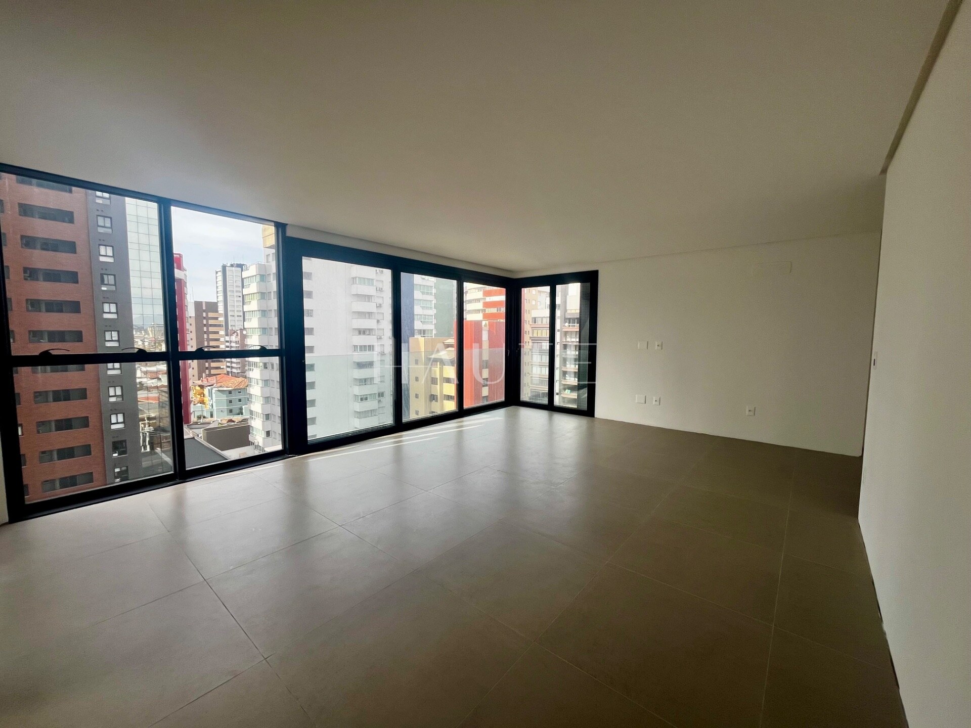 Apartamento 3 suítes com lazer completo e 2 vagas no Urban