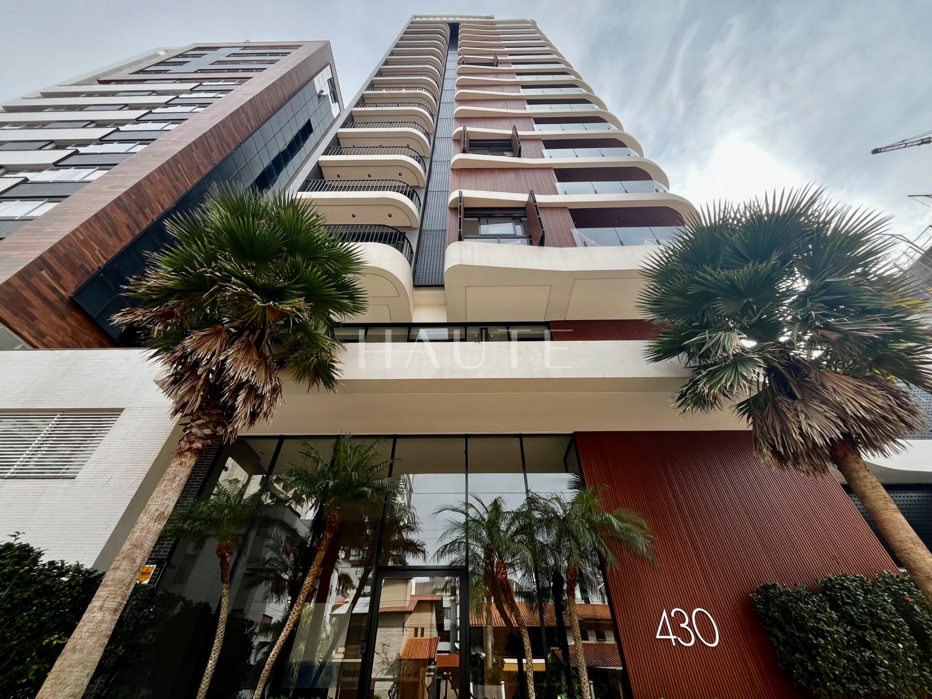 Apartamento 2 dormitórios (1 suíte) com 1 vaga no Toronto