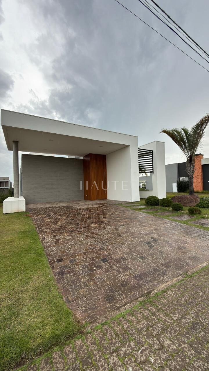 Casa em condomínio com 3 suítes e 4 vagas no Reserva das Águas