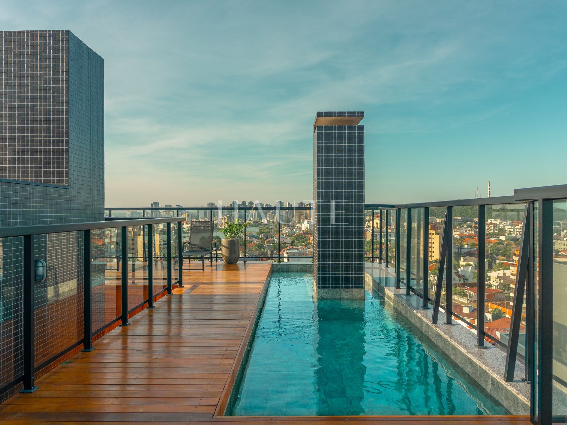 Apartamento 1 suíte com sacada e 1 vaga no rooftop