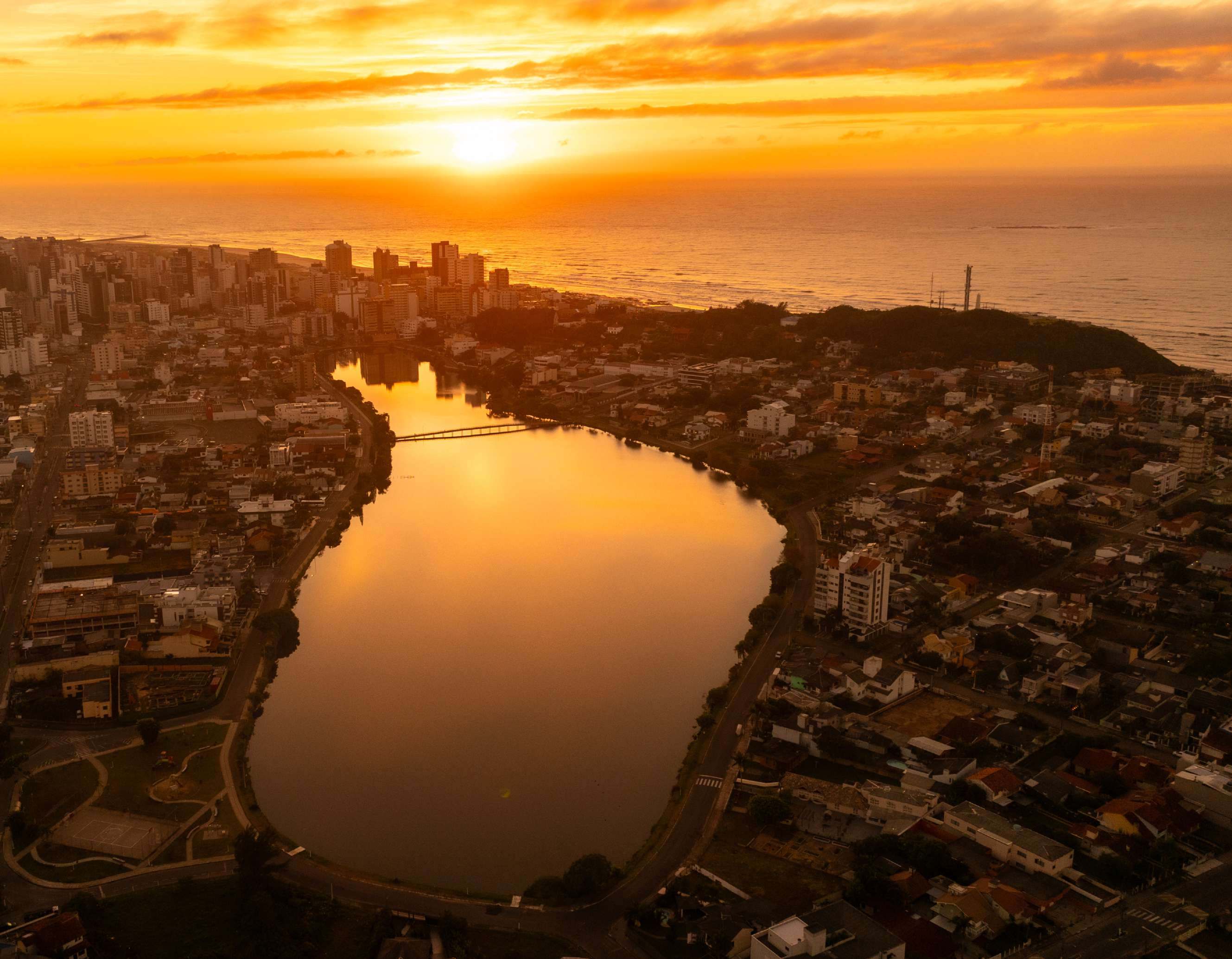 Vista aérea sunset Lagoa do Violão Torres RS